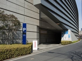 皇居方面からJR有楽町駅へ向かい、東京国際フォーラムのガラス棟のところを左折するとすぐ駐車場入口が見えます。