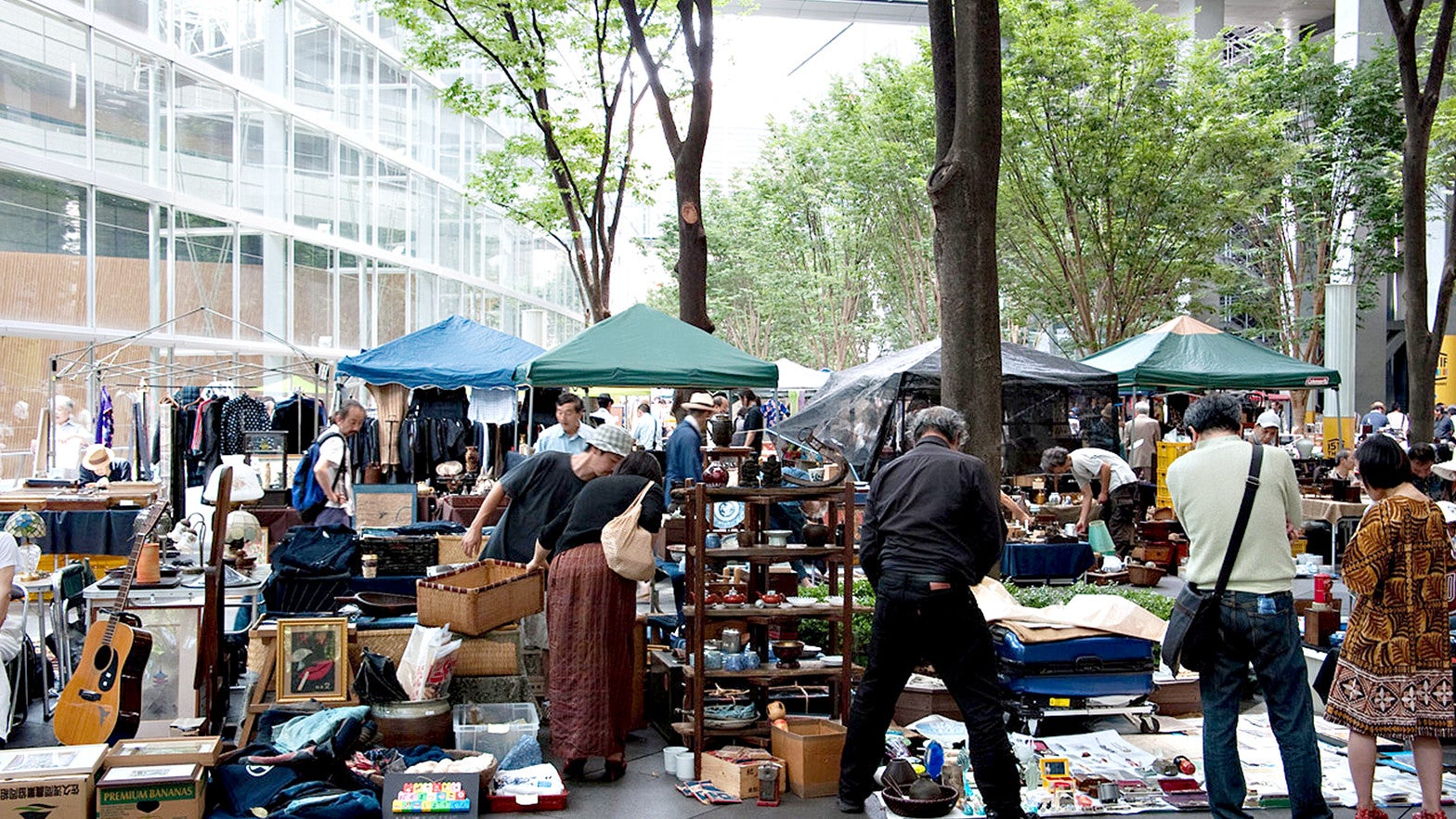 Chợ đồ cổ Oedo được tổ chức hàng tháng ở Yurakucho, Tokyo.